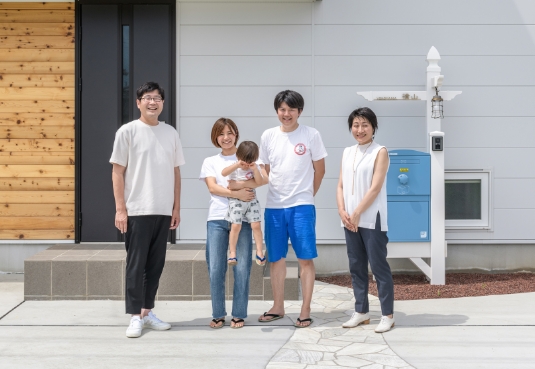 右から建築家・赤松 純子氏、Yさんご家族、コスモ建設代表・長沼俊一