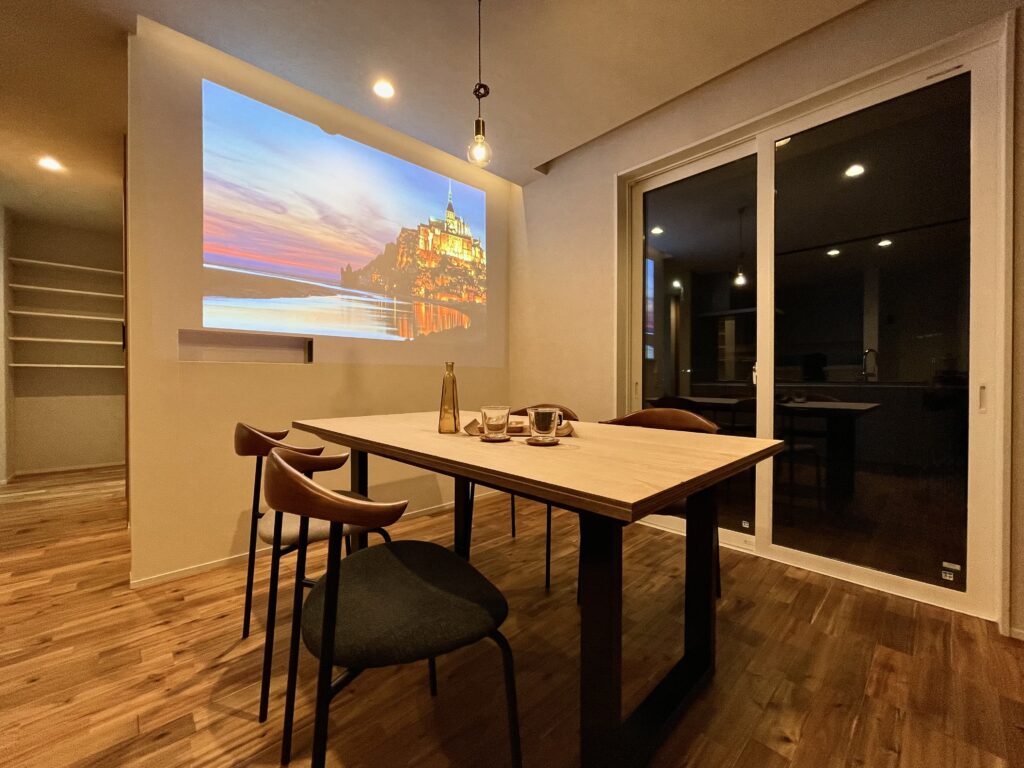 【完成見学会】暮らしの要望から生まれた、ワンフロアでつながる映画ダイニングとヌックのある住まい。